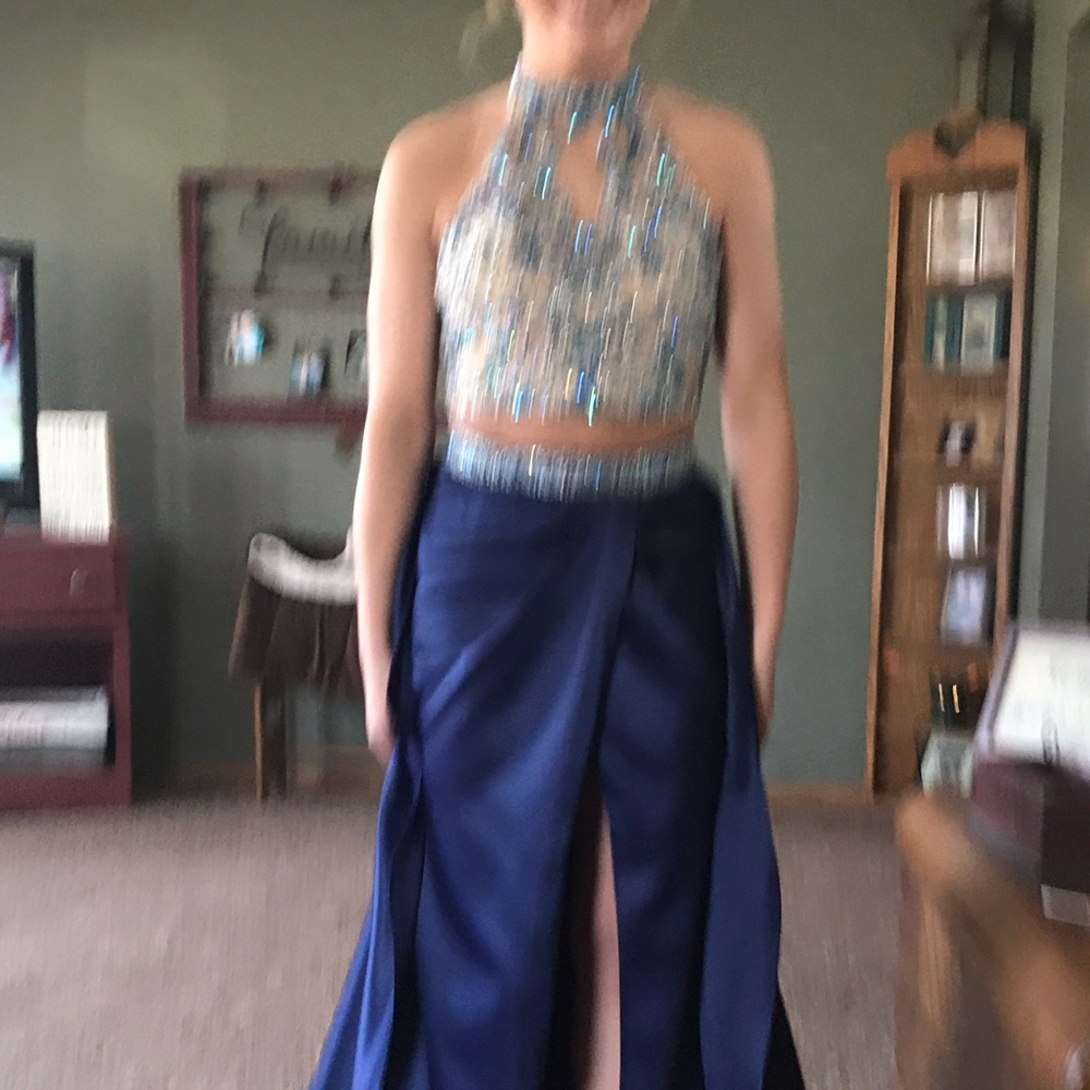 Prom Dress size 4 bustle sewn in (hidden)